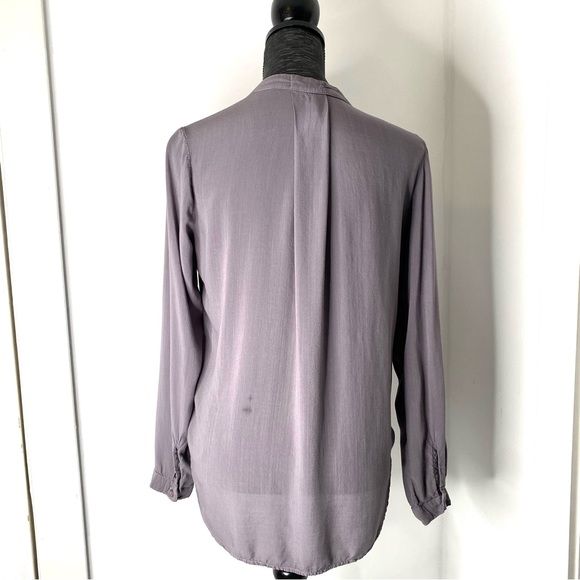 Bella Dahl Grey V-Neck Pocket Popover Blouse - Picture 6 of 11